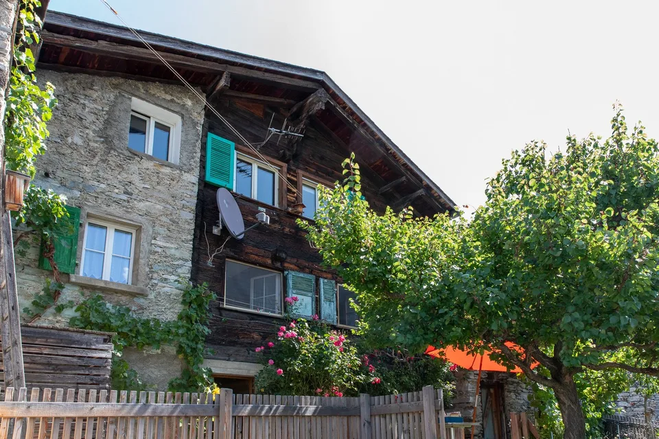 3.5-Zimmer-Wohnung in Hohtenn – Historischer Charme mit eigenem Garten – Foto 10 von 11