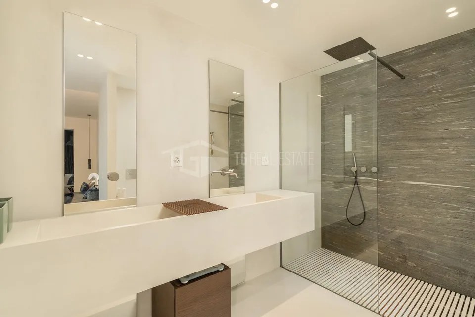 ZEITGENÖSSISCHE VILLA MIT POOL UND SEEBLICK – Foto 10 von 14