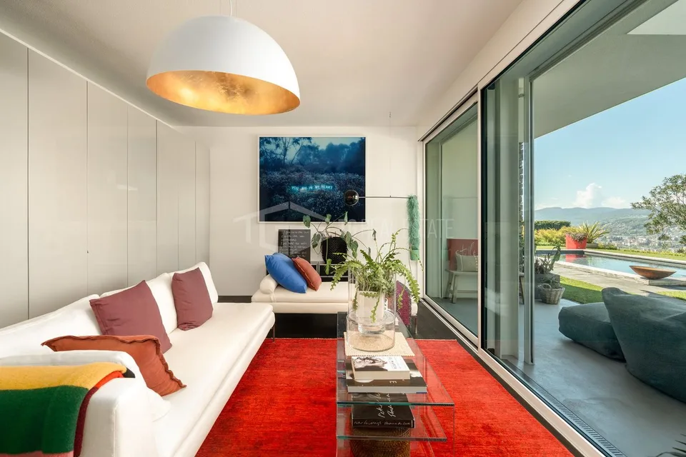 ZEITGENÖSSISCHE VILLA MIT POOL UND SEEBLICK – Foto 11 von 14