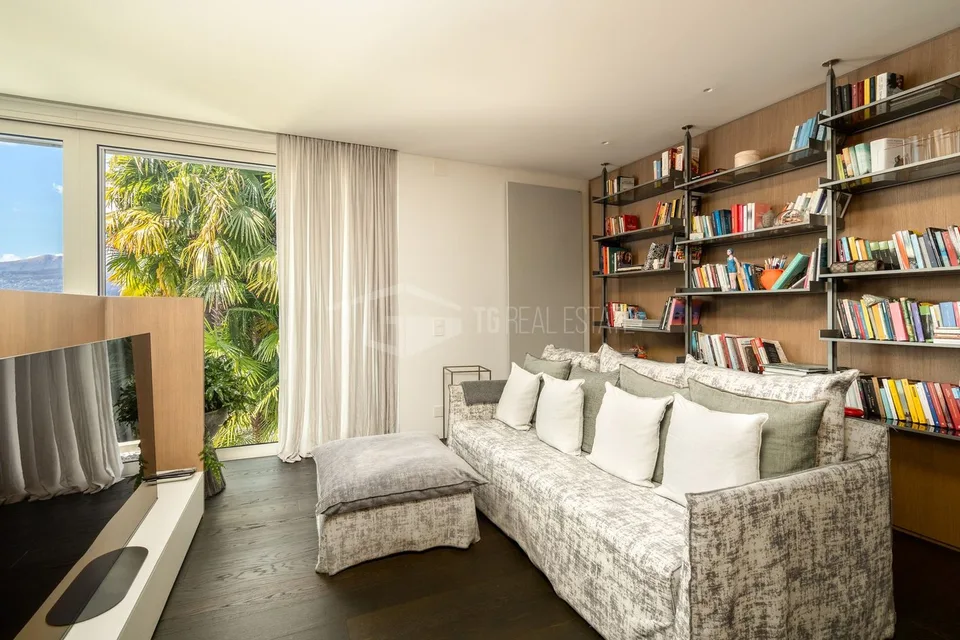 ZEITGENÖSSISCHE VILLA MIT POOL UND SEEBLICK – Foto 13 von 14