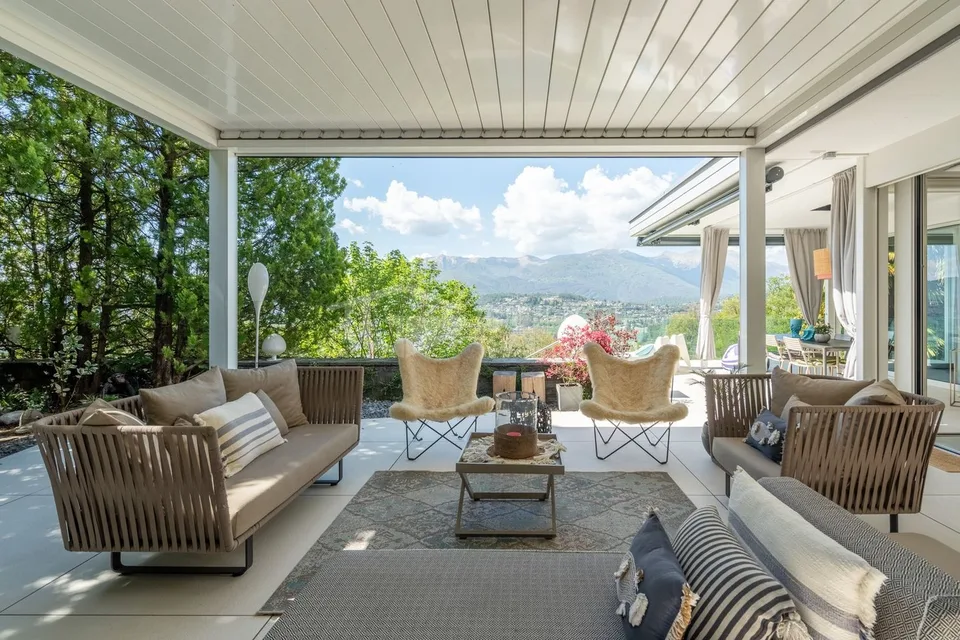 ZEITGENÖSSISCHE VILLA MIT POOL UND SEEBLICK – Foto 8 von 14