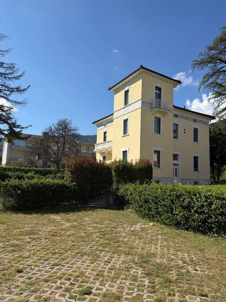 Magliaso – Elegant 3,5 Zimmerwohnung im Grünen mit Balkon und Parkplatz – Foto 12 von 15