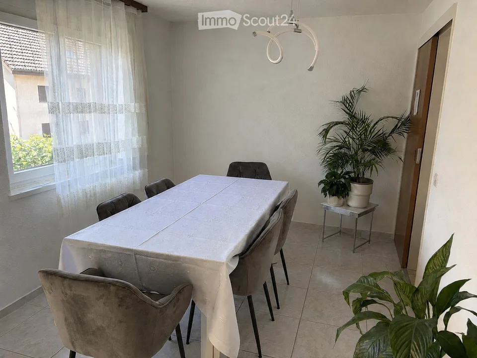 Gepflegte 3.5-Zimmer-Wohnung mit verglastem Balkon und Garage in Oberbipp – Foto 5 von 8