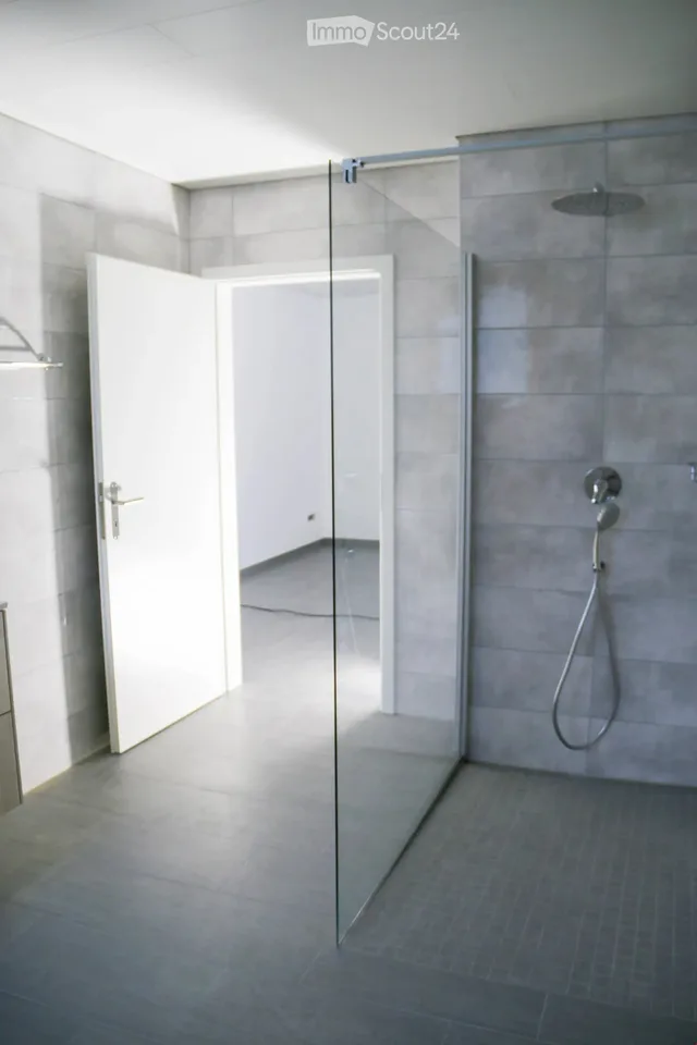 Wohnung mit 2.5 Zimmern (82 m2) im Erdgeschoss – Foto 3 von 5