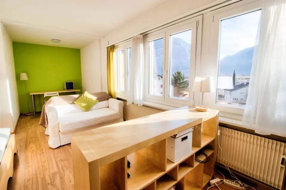 Sehr großes möbliertes Studio mit privater Parkplatz – Foto 5 von 10