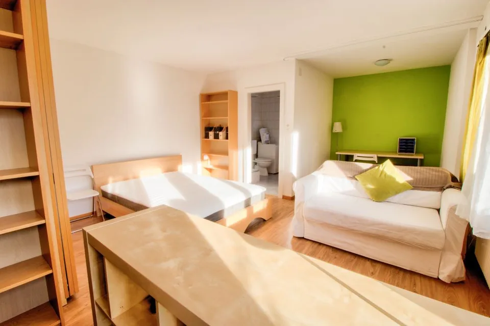 Sehr großes möbliertes Studio mit privater Parkplatz – Foto 4 von 10
