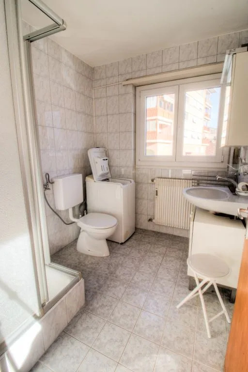 Sehr großes möbliertes Studio mit privater Parkplatz – Foto 8 von 10