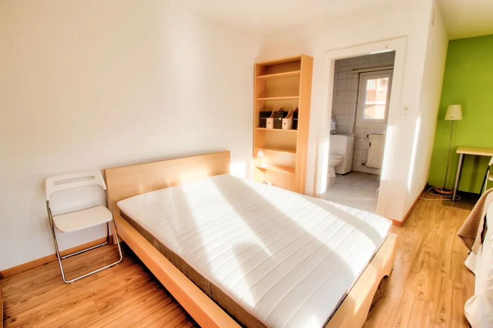 Sehr großes möbliertes Studio mit privater Parkplatz – Foto 6 von 10