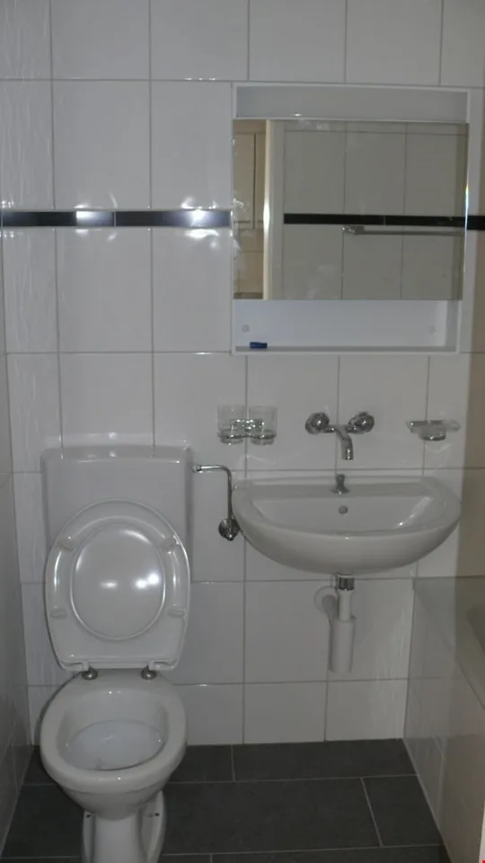 Klein aber fein! Helle 2-Zimmerwohnung im 11. Stock mit Aussicht zu vermieten – Foto 3 von 4