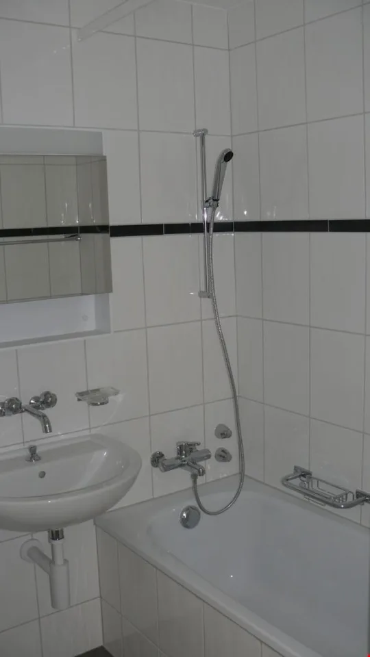 Klein aber fein! Helle 2-Zimmerwohnung im 11. Stock mit Aussicht zu vermieten – Foto 2 von 4