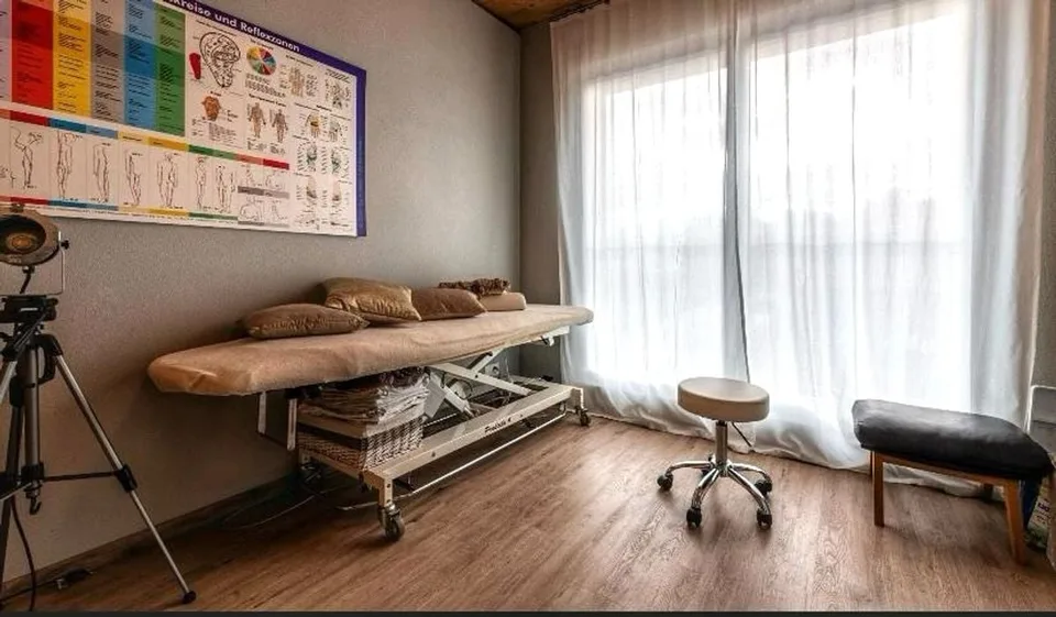 Architektonisches Highlight: 5.5-Zimmer Büro-/Praxisfläche mit viel Licht & Stil – Foto 10 von 13