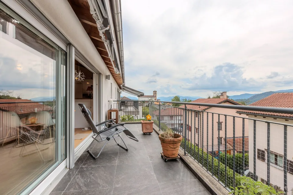 Appartement mansardé moderne de 3,5 pièces avec terrasse à Villa Luganese – photo 9 sur 13