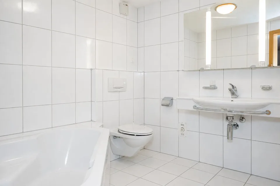 Appartamento a due livelli di 3,5 locali al piano terra e al 1° piano con balcone, garage e parcheggio esterno incluso – foto 8 di 13