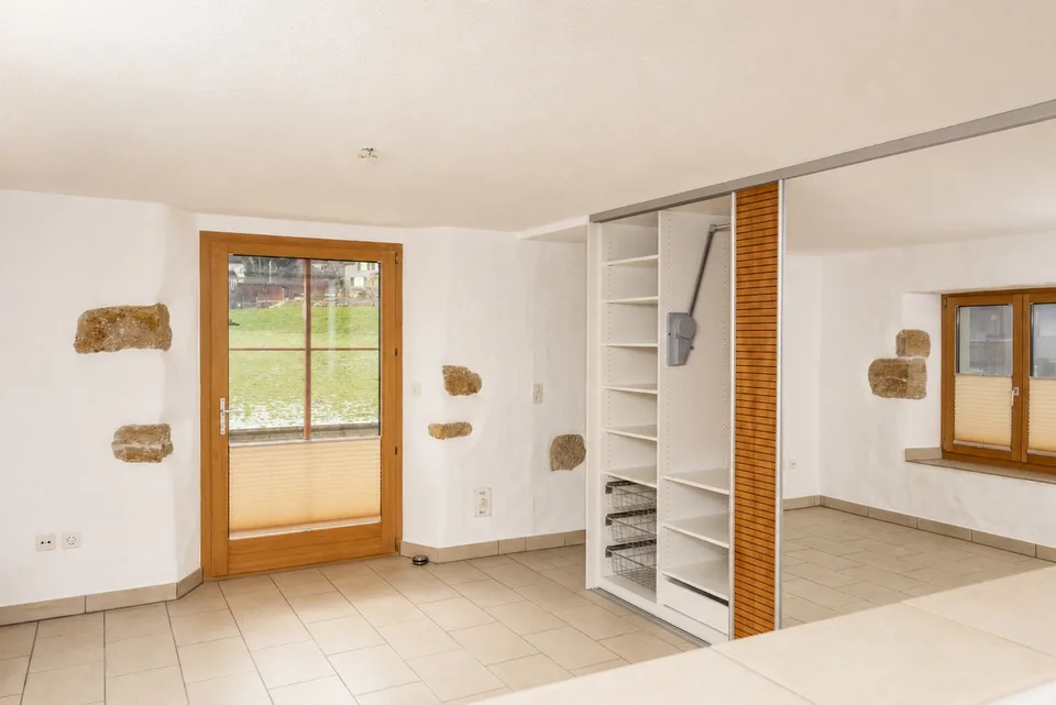 Appartamento a due livelli di 3,5 locali al piano terra e al 1° piano con balcone, garage e parcheggio esterno incluso – foto 7 di 13
