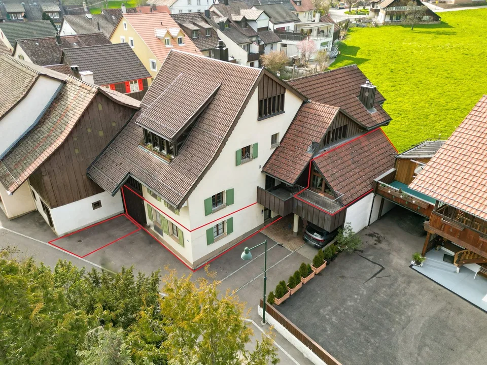Appartamento a due livelli di 3,5 locali al piano terra e al 1° piano con balcone, garage e parcheggio esterno incluso – foto 10 di 13