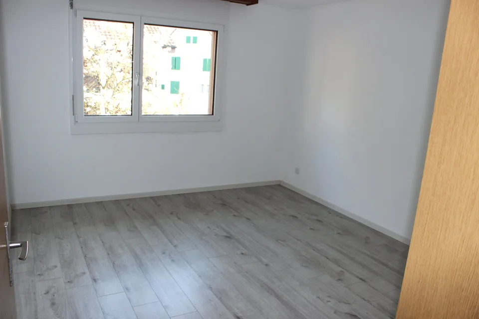 Einzugsbereite und neuwertige 4,5-Zimmer-Wohnung mit Balkon inkl. P in Tiefgarage – Foto 4 von 15