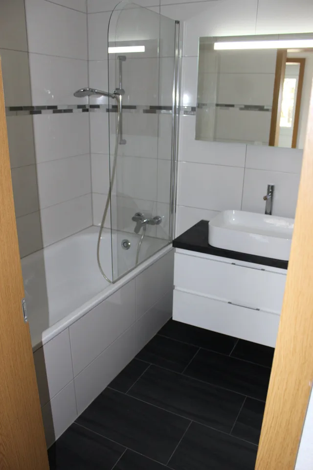 Einzugsbereite und neuwertige 4,5-Zimmer-Wohnung mit Balkon inkl. P in Tiefgarage – Foto 5 von 15