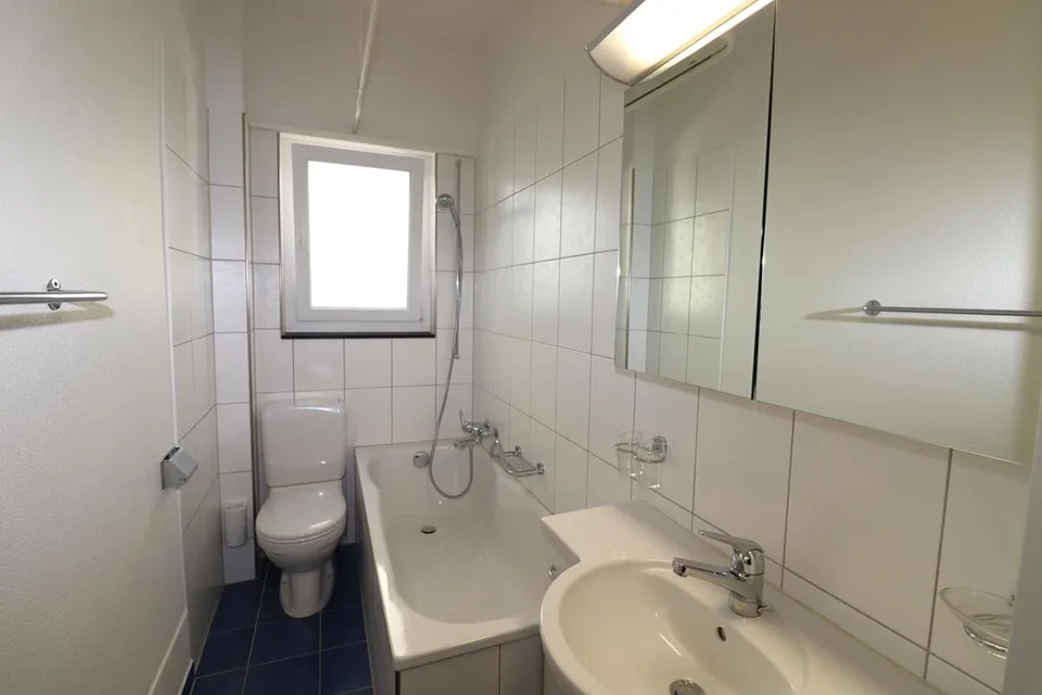 Renovated multi-family house with 4 units and 5% gross return – photo 4 of 17