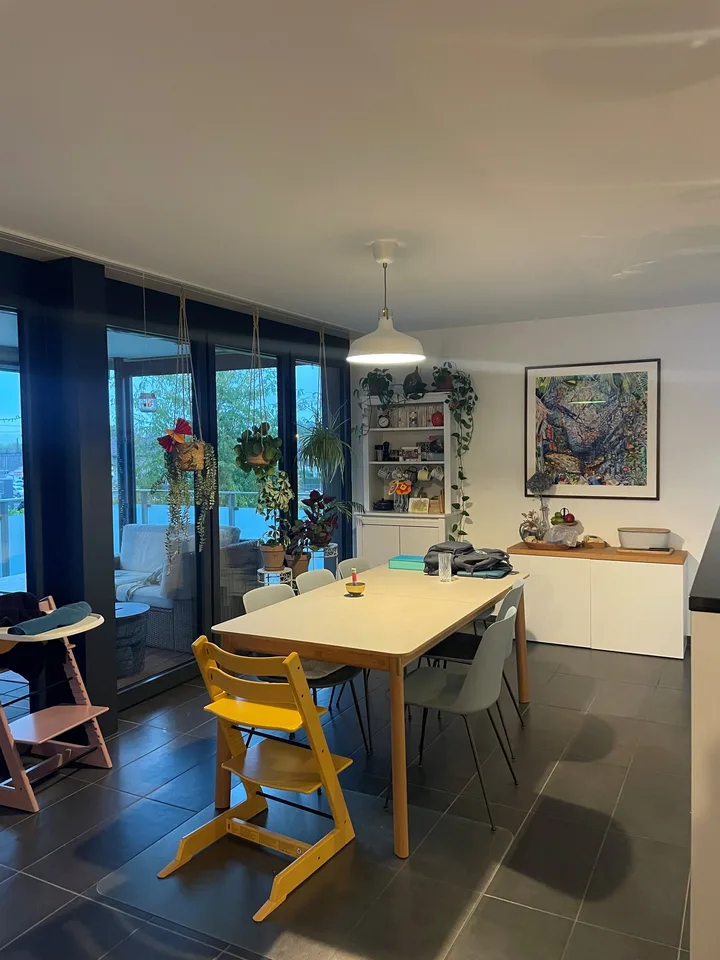 Moderne 4.5-Zimmerwohnung mit grosszügigem Grundriss – Foto 3 von 12