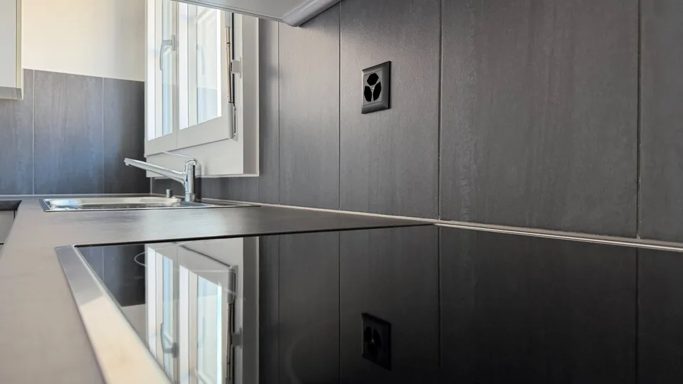 Helle 4 1/2-Zimmer-Wohnung mit Balkon und Kamin in Bonstetten – Foto 6 von 14