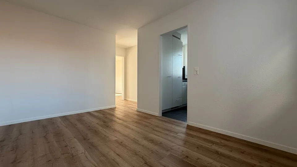 Helle 4 1/2-Zimmer-Wohnung mit Balkon und Kamin in Bonstetten – Foto 8 von 14