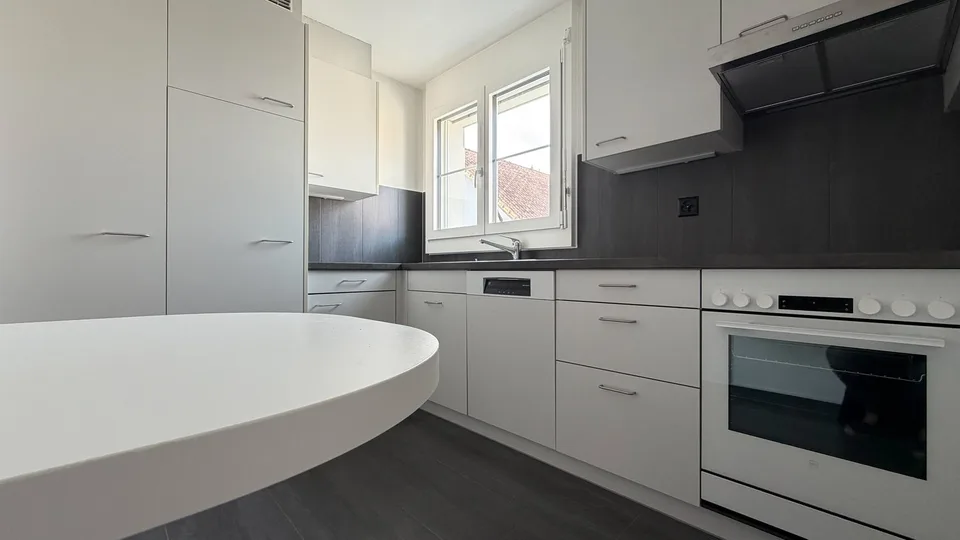 Helle 4 1/2-Zimmer-Wohnung mit Balkon und Kamin in Bonstetten – Foto 4 von 14
