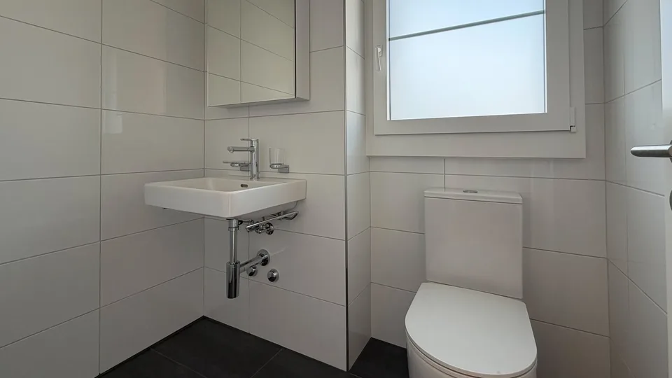 Helle 4 1/2-Zimmer-Wohnung mit Balkon und Kamin in Bonstetten – Foto 10 von 14