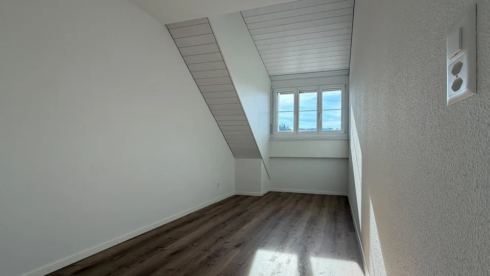 Helle 4 1/2-Zimmer-Wohnung mit Balkon und Kamin in Bonstetten – Foto 12 von 14