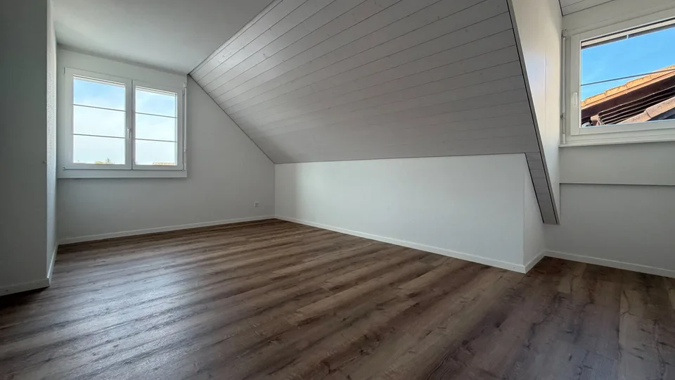 Helle 4 1/2-Zimmer-Wohnung mit Balkon und Kamin in Bonstetten – Foto 11 von 14