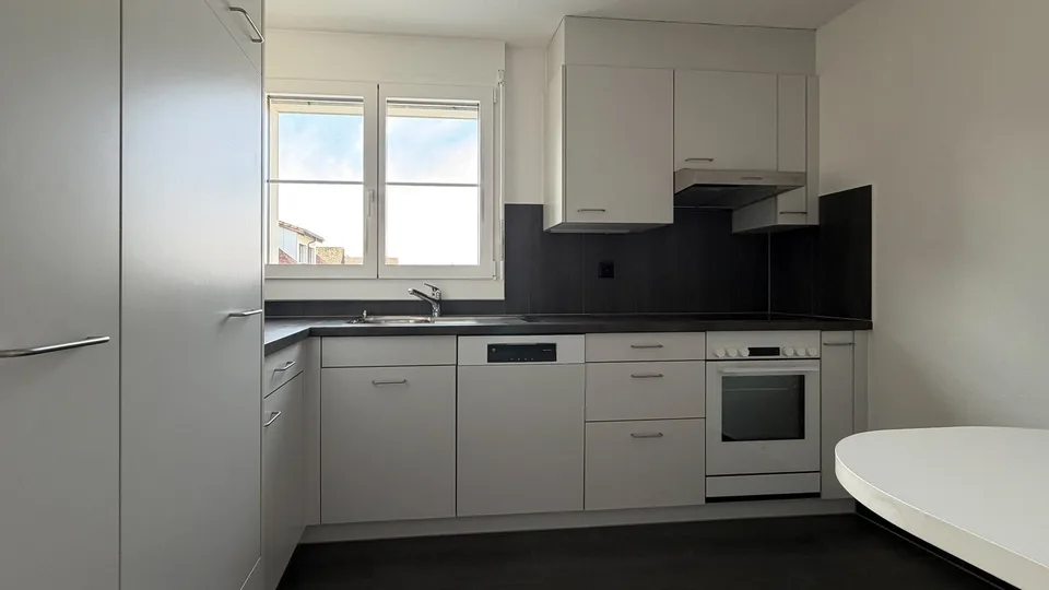 Helle 4 1/2-Zimmer-Wohnung mit Balkon und Kamin in Bonstetten – Foto 5 von 14