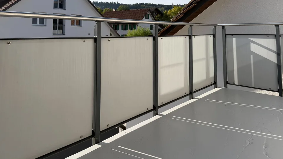 Helle 4 1/2-Zimmer-Wohnung mit Balkon und Kamin in Bonstetten – Foto 14 von 14