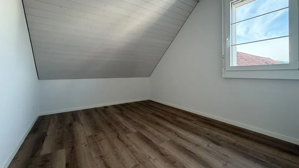 Helle 4 1/2-Zimmer-Wohnung mit Balkon und Kamin in Bonstetten – Foto 13 von 14