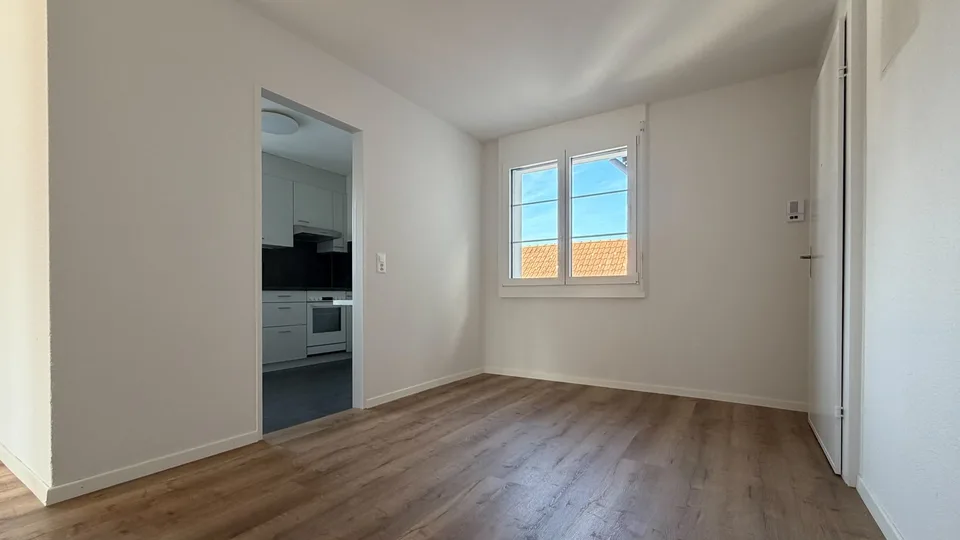 Helle 4 1/2-Zimmer-Wohnung mit Balkon und Kamin in Bonstetten – Foto 7 von 14