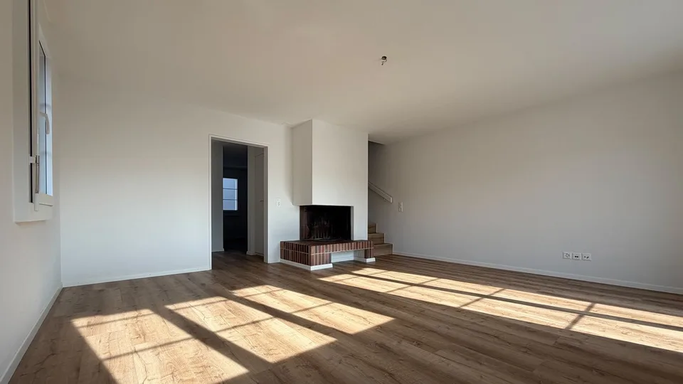 Helle 4 1/2-Zimmer-Wohnung mit Balkon und Kamin in Bonstetten – Foto 2 von 14