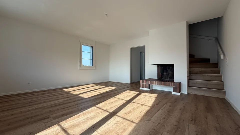 Helle 4 1/2-Zimmer-Wohnung mit Balkon und Kamin in Bonstetten – Foto 3 von 14