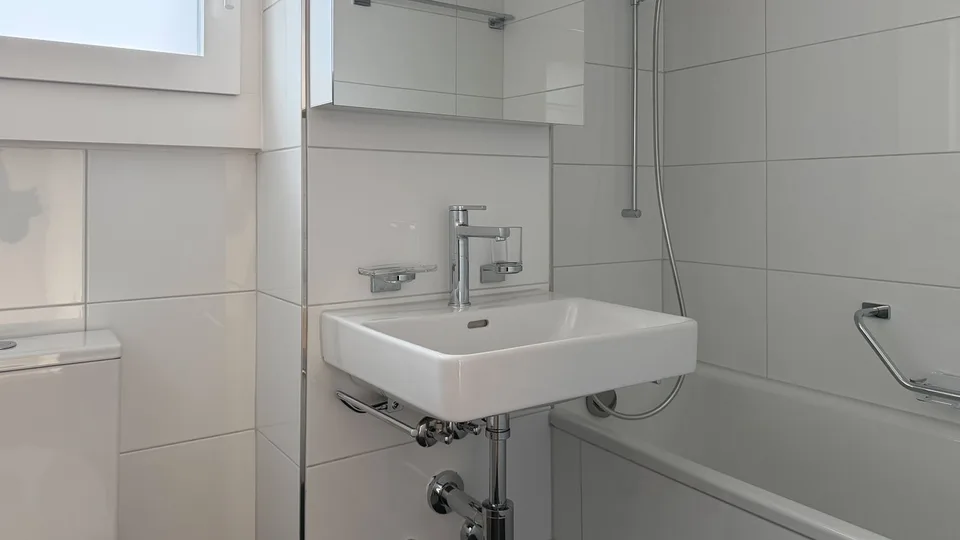 Helle 4 1/2-Zimmer-Wohnung mit Balkon und Kamin in Bonstetten – Foto 9 von 14