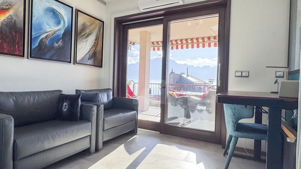 Schönes renoviertes Apartment mit Balkon und Panoramablick – Foto 8 von 13