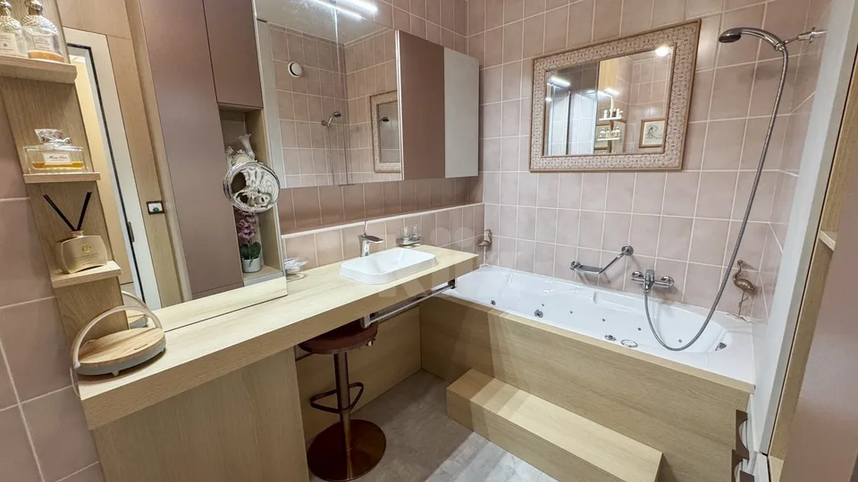 Schönes renoviertes Apartment mit Balkon und Panoramablick – Foto 11 von 13