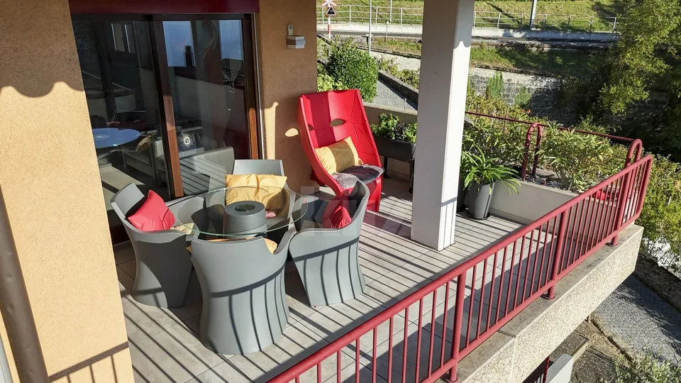 Schönes renoviertes Apartment mit Balkon und Panoramablick – Foto 5 von 13