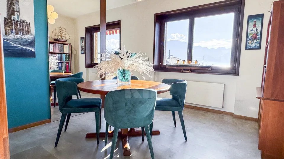 Schönes renoviertes Apartment mit Balkon und Panoramablick – Foto 2 von 13