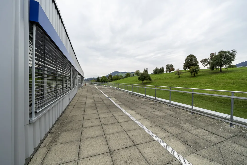 Attikabüro mit herrlicher Aussicht - Ihr Geschäft in Wollerau – Foto 8 von 9