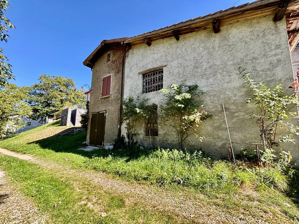 Historisches Haus mit Garten + Stall zur Renovierung + Garage in Breno – Foto 3 von 9
