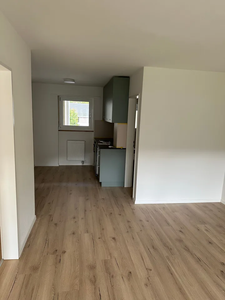 Helle 2.5-Zimmer-Wohnung mit Balkon – Foto 3 von 7