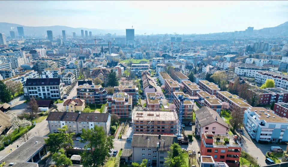 Sopra i tetti della città: appartamento stiloso con lounge all'aperto – foto 7 di 7