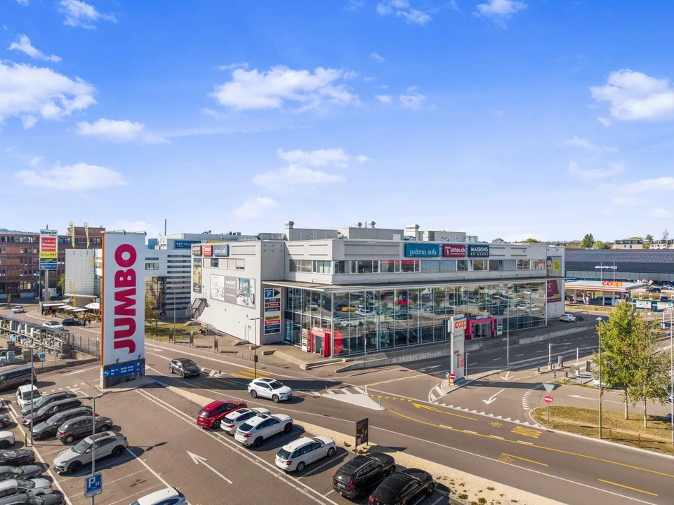 Retail in large format – 2,700 m² in Dietlikon – photo 2 of 5