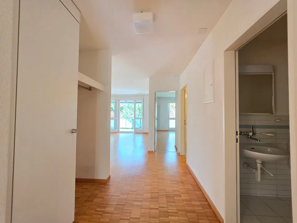 Gut gepflegte 4.5 Zimmerwohnung mit Balkon und schöner Aussicht! – Foto 15 von 18