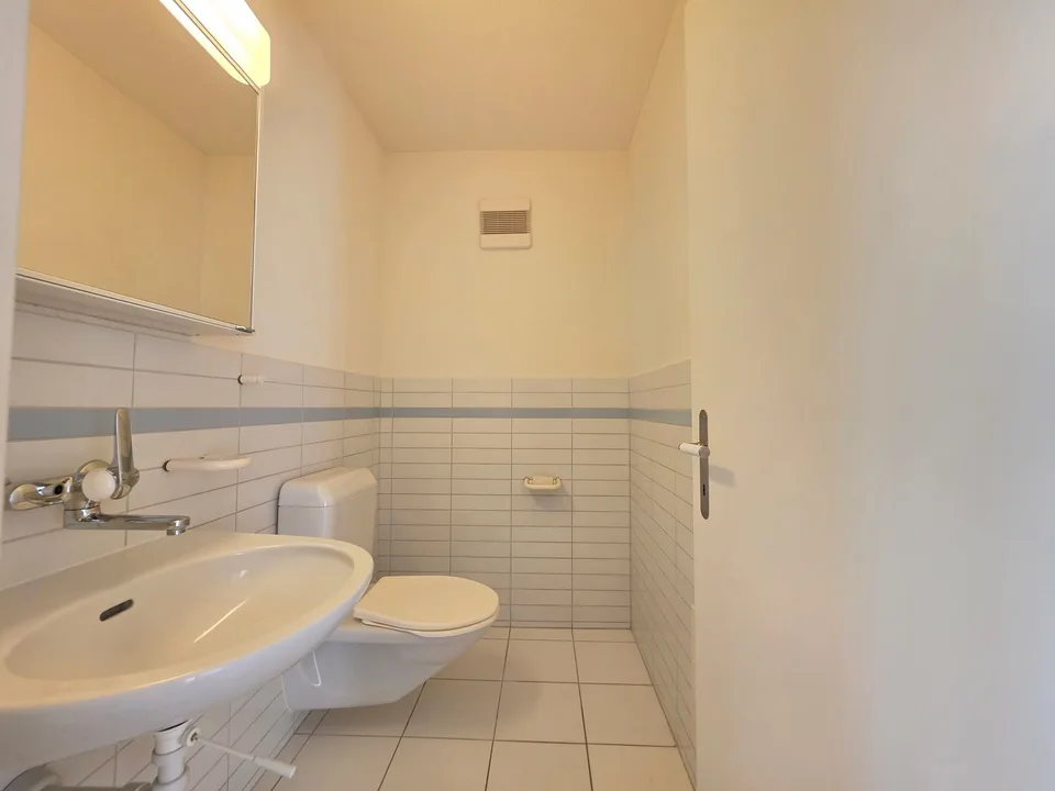 Gut gepflegte 4.5 Zimmerwohnung mit Balkon und schöner Aussicht! – Foto 8 von 18