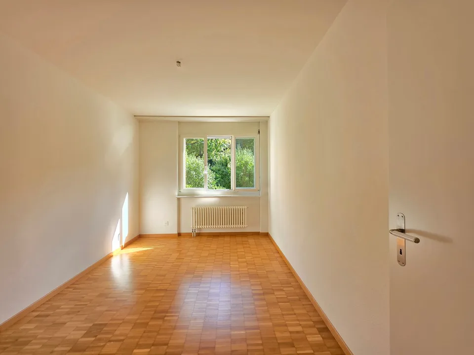 Gut gepflegte 4.5 Zimmerwohnung mit Balkon und schöner Aussicht! – Foto 12 von 18