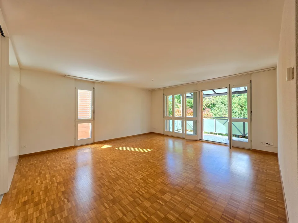 Gut gepflegte 4.5 Zimmerwohnung mit Balkon und schöner Aussicht! – Foto 9 von 18