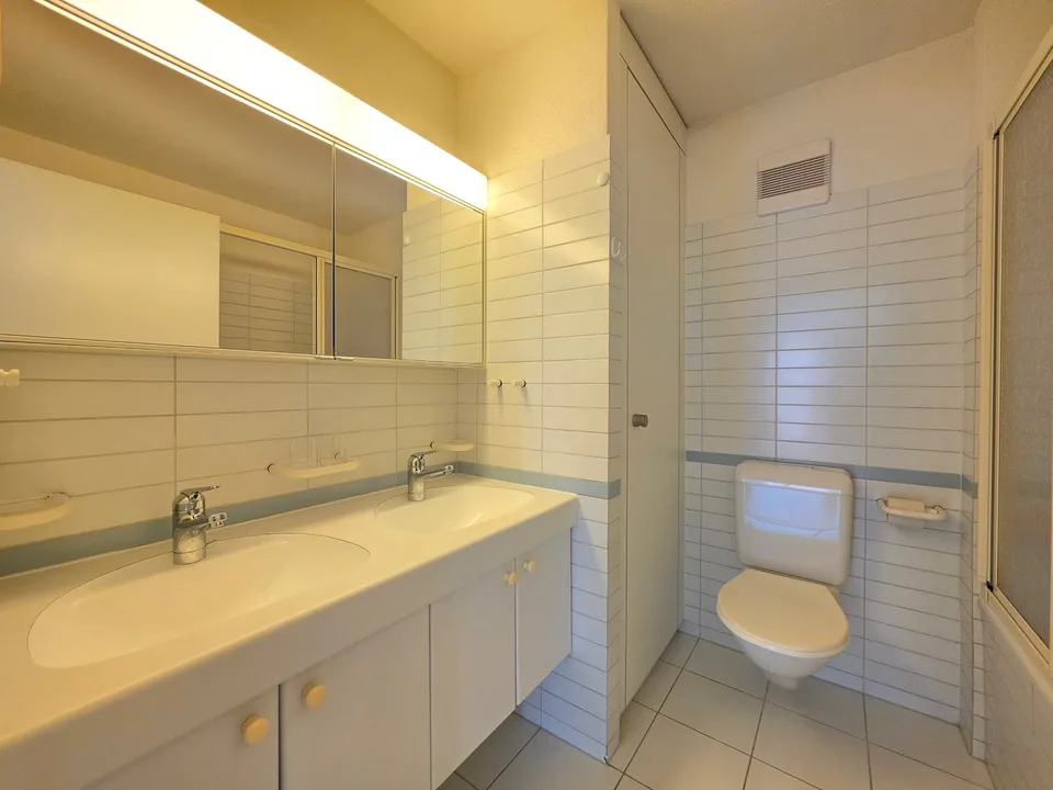 Gut gepflegte 4.5 Zimmerwohnung mit Balkon und schöner Aussicht! – Foto 6 von 18